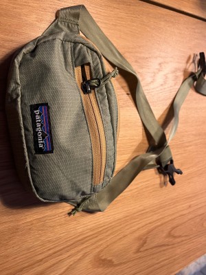 Immagine 1 di Christina su Patagonia - Ultralight Black Hole Mini Hip Pack - Marsupio